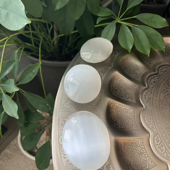 Large Selenite Palm Stone - Picture 6 of 6